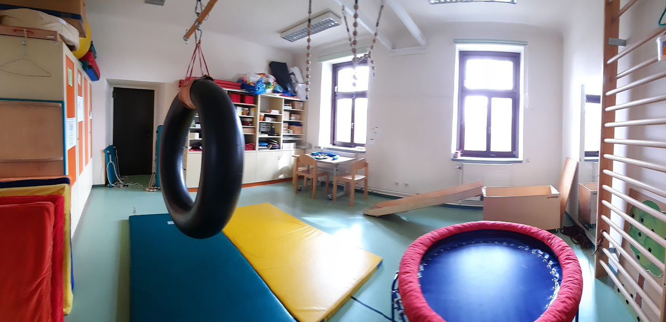 Ergotherapieraum: Reifenschaukel, Trampolin, Rutsche