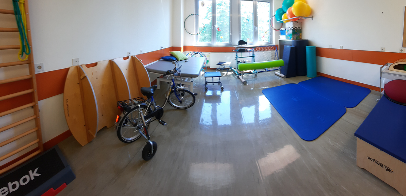 Physiotherapieraum: Fahrrad, Gymnastikbälle, Sprossenwand