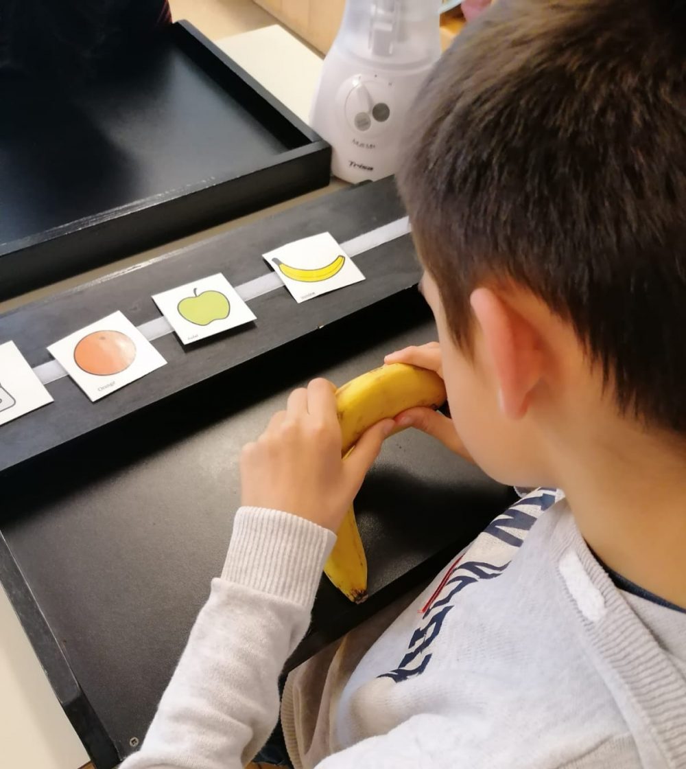 Schüler beim Ertasten einer Banane