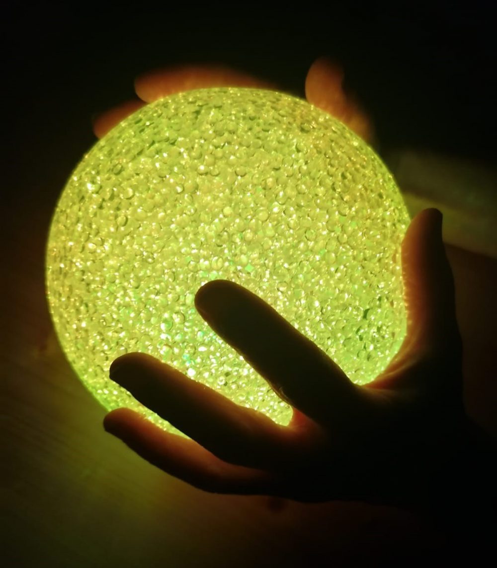 Leuchtende Kugel in der Hand