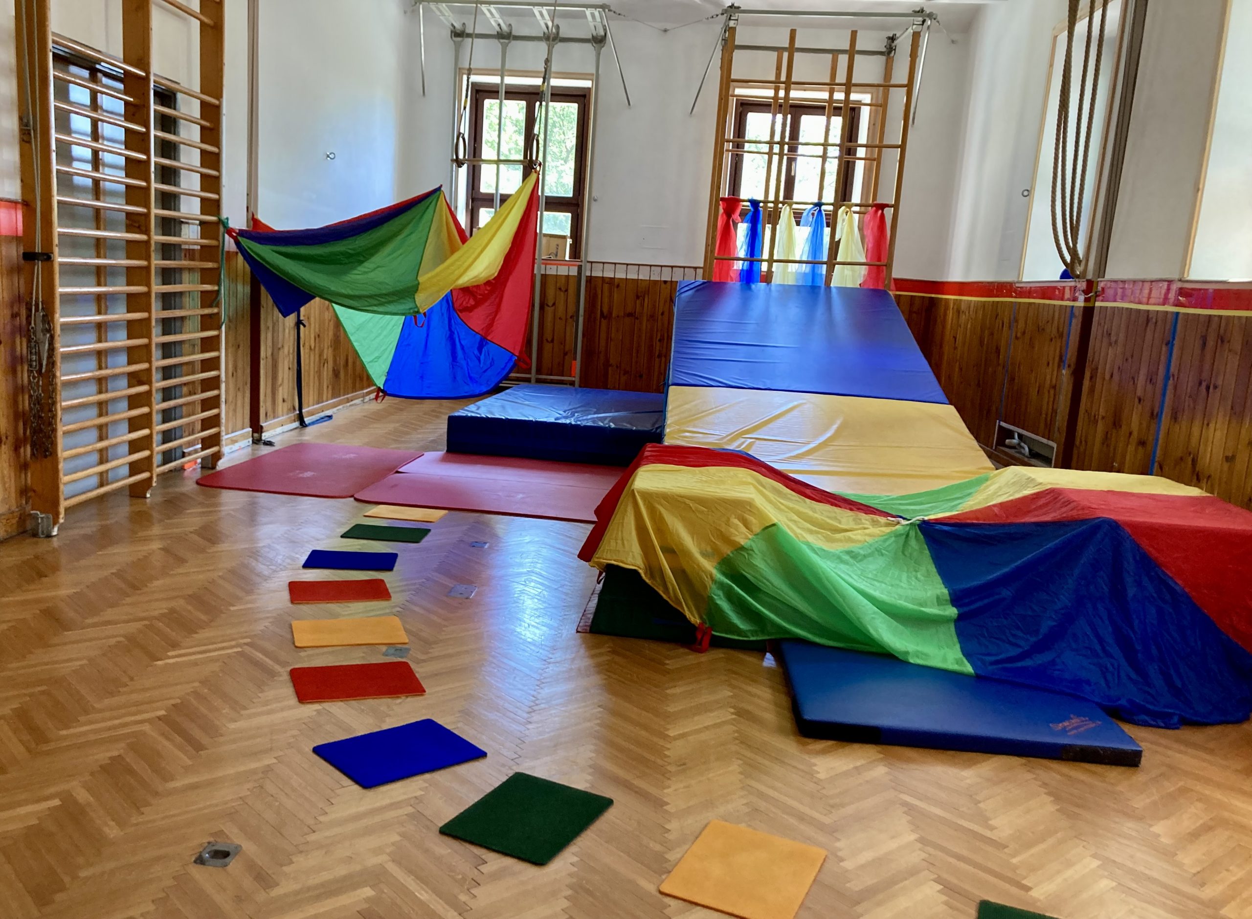 Turnsaal mit Bewegungslandschaft aus Matten und Tüchern