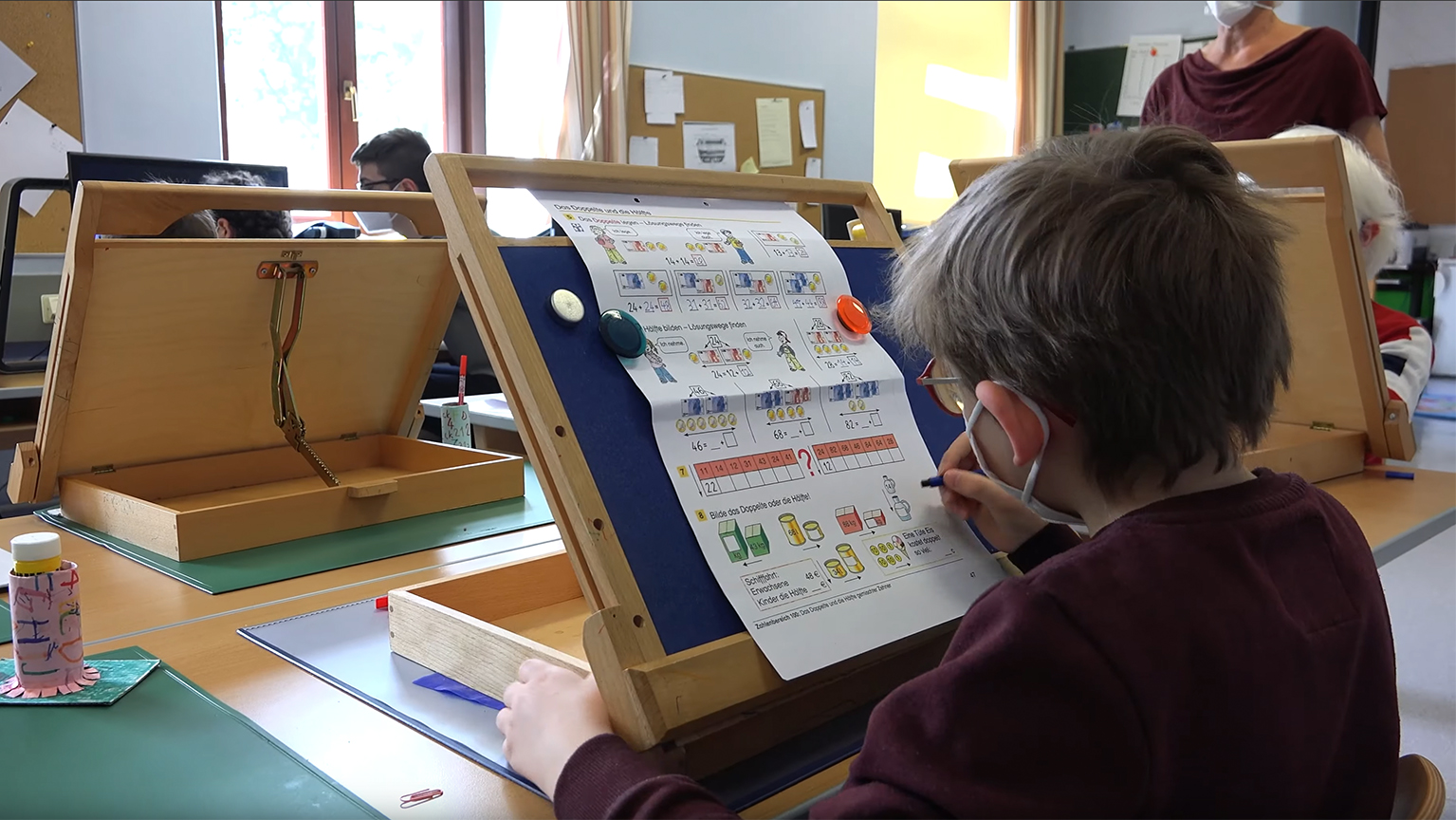 Schüler beim Ausfüllen eines Arbeitsblattes