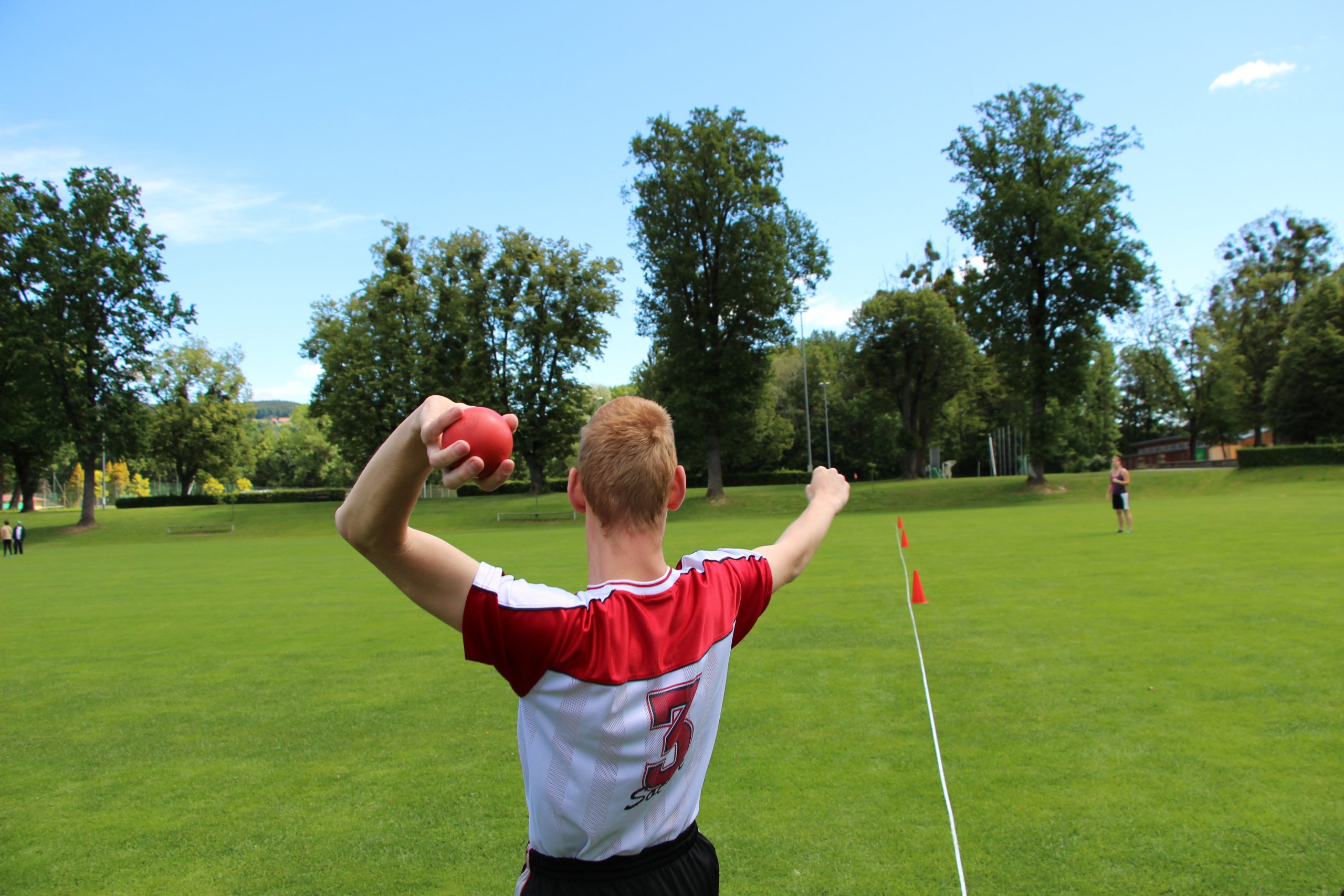 Schüler beim Ballweitwurf