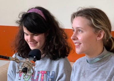 Sprachaufnahmen mit einem Mikrofon während des Audiofeatures "Was Sie immer schon über Zeit wissen wollten"