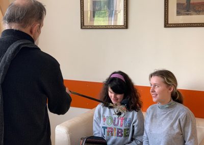 Sprachaufnahmen mit einem Mikrofon während des Audiofeatures "Was Sie immer schon über Zeit wissen wollten"