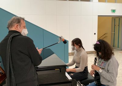 Sprachaufnahmen mit einem Mikrofon während des Audiofeatures "Was Sie immer schon über Zeit wissen wollten"