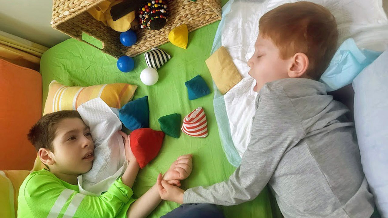 Zwei Kinder berühren sich an den Händen