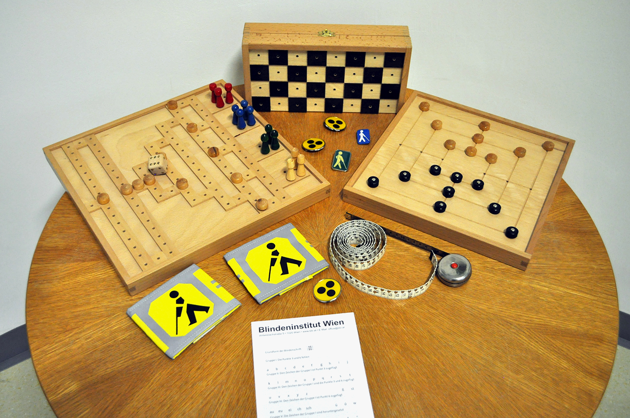 Verschiedene Spiele, Blindenschleifen, Buttons, Maßband, Braillealphabet