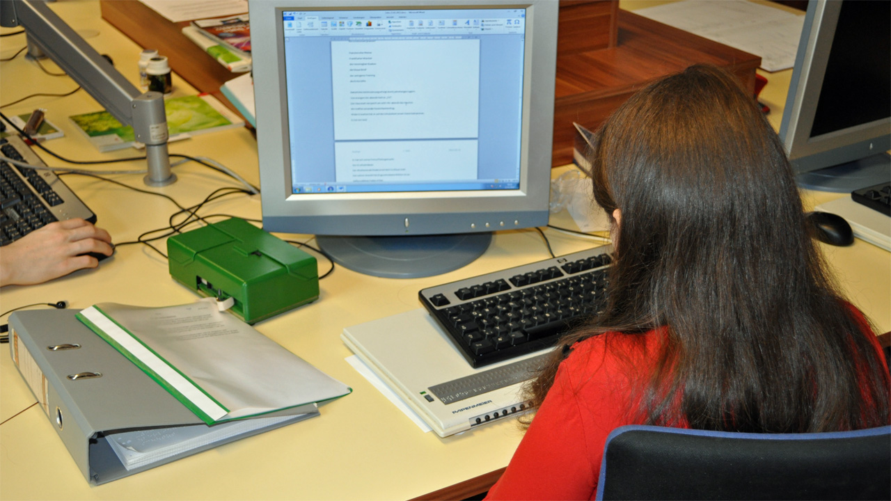 Schülerin arbeitet am PC