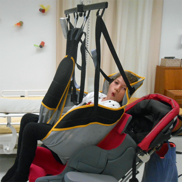 Kind wird mittels Hebelift gehoben