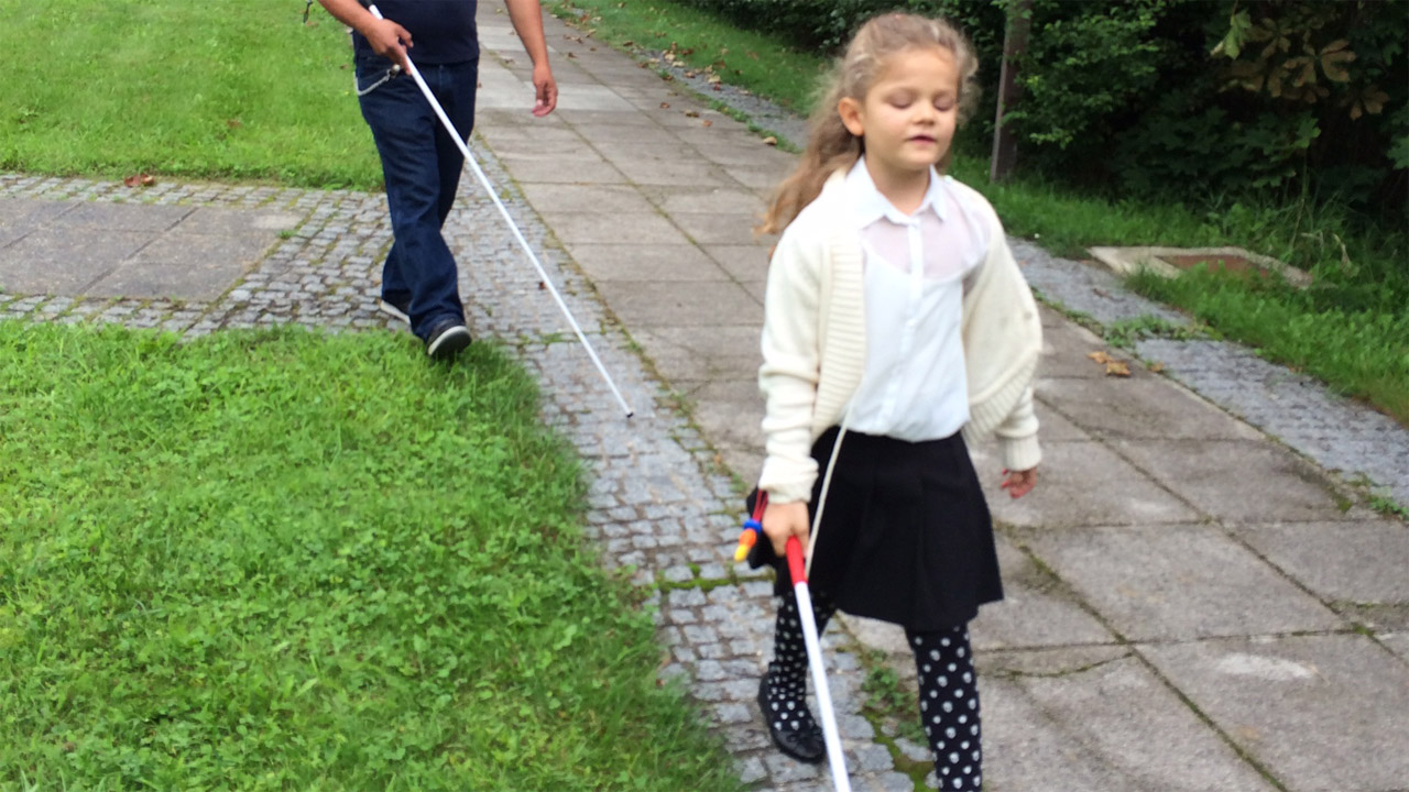 Junge Schülerin beim O & M-Training im Freien