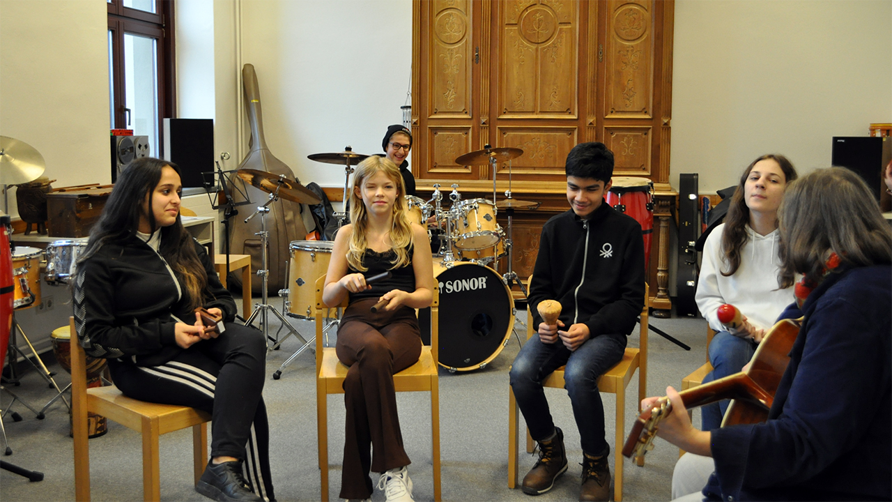 Schüler*innen beim Musizieren