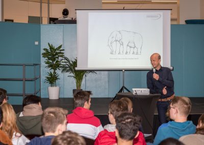 Vortrag: Elefant auf Leinwand mit der Frage nach der Anzahl der Füße
