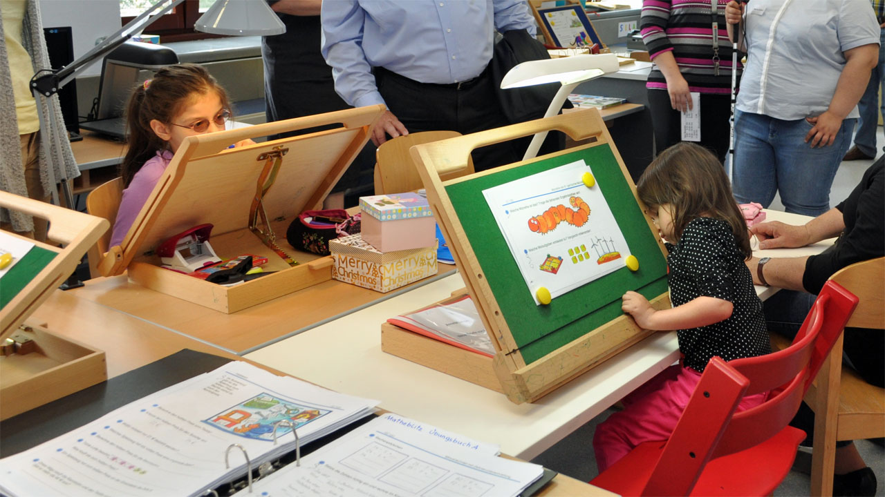Schrägpulte in Volksschulklasse