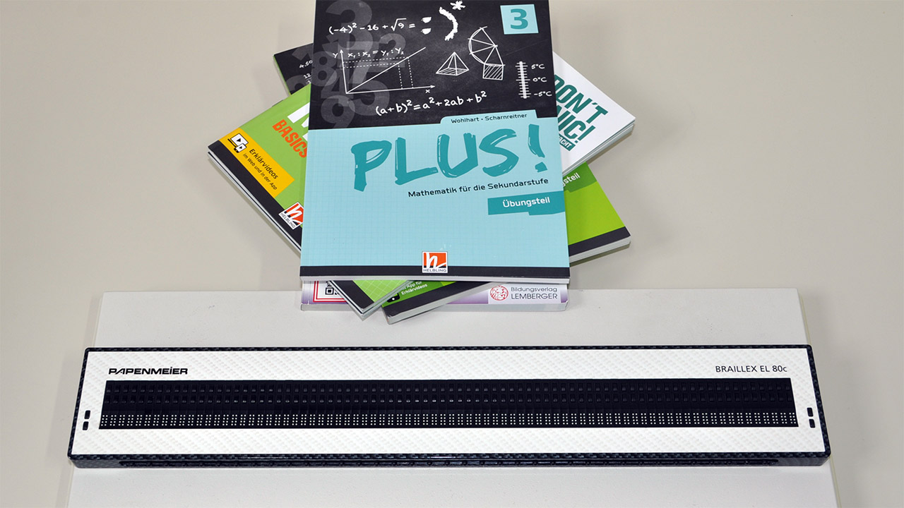 Schulbücher und Braillezeile