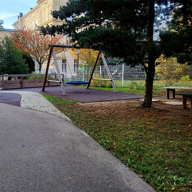 Schulgarten mit Schaukel