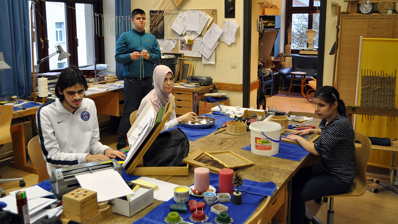 Schüler*innen beim Arbeiten in der Werkstätte