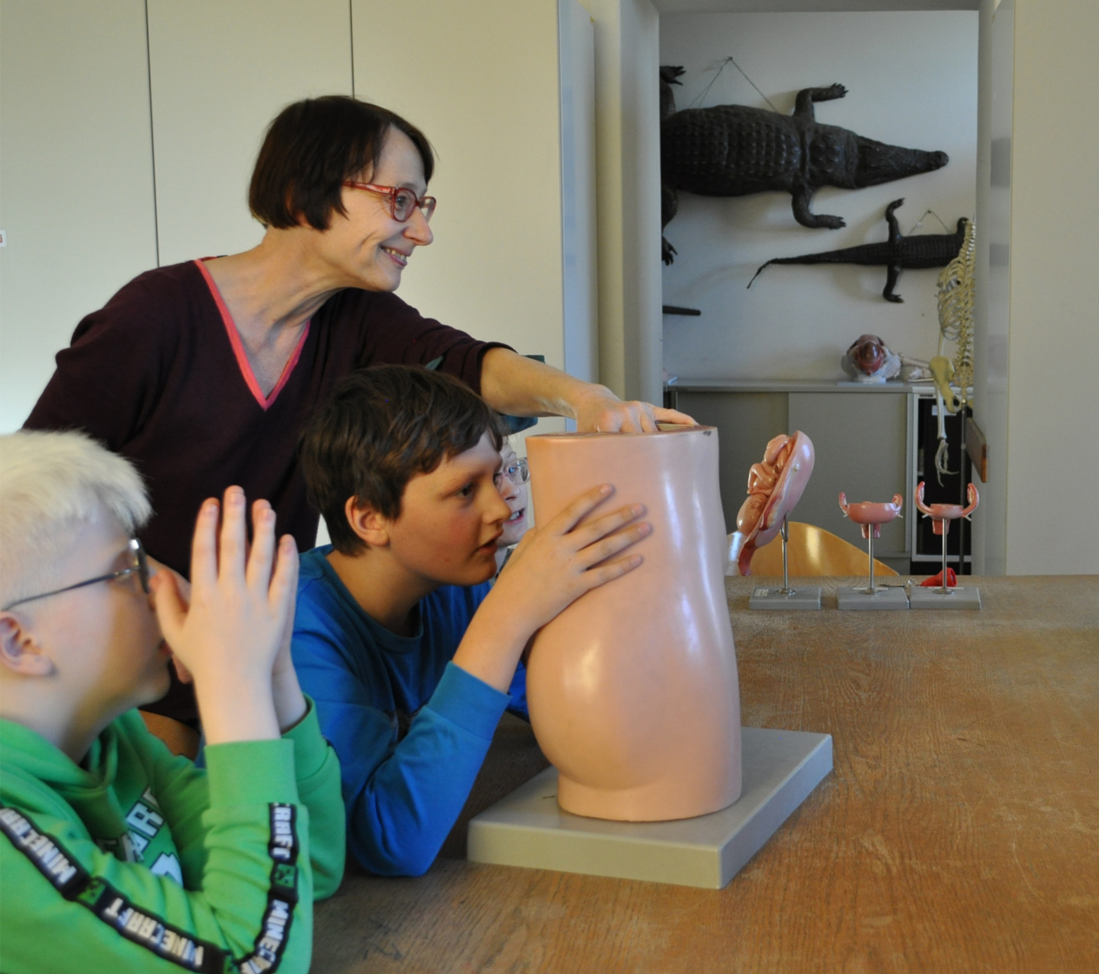 Schüler mit Lehrerin im Biologie-Unterricht