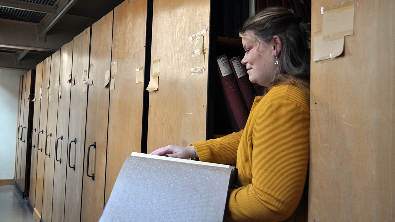 Bibliothekarin bei der Arbeit