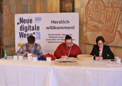 Registrierung im Eingangsbereich (im Bild: Claudia Wittmann, Michele Mairhofer und Zivildiener Adrian Wehr von rechts nach links))