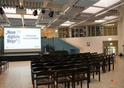 Aula mit Leinwand "Herzlich Willkommen!"