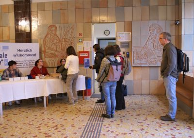 Registrierung von Teilnehmer*innen im Eingangsbereich