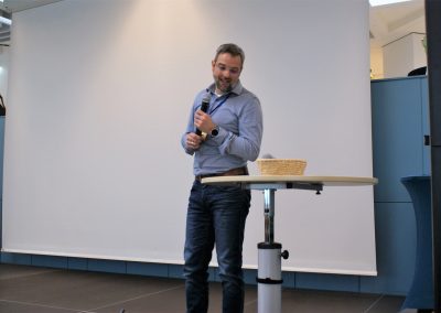 Herr Weingartner begrüßt Ehrengäste und Teilnehmer*innen