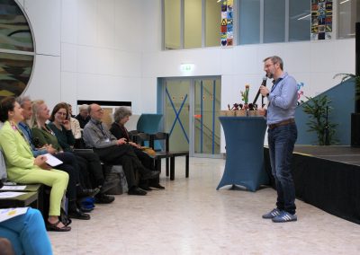 Herr Weingartner begrüßt Rektorin der PH Wien, Priv.-Doz.in Mag.a Dr.in Barbara Herzog-Punzenberger, noch am Foto zu sehen: Mag. Christoph Wimmer (PH Wien), Referent*innen Dr. Susanne Buchner-Sabathy, Vivian und Petra Aldridge
