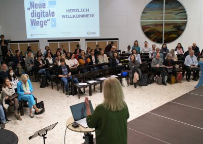 Referentin Dr. Susanne Buchner-Sabathy beim Vortrag vor den Teilnehmer*innen