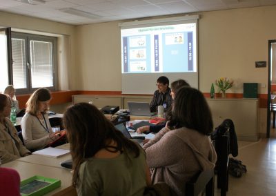 Referent Leonhard Matejka beim Workshop vor seinen Teilnehmer*innen