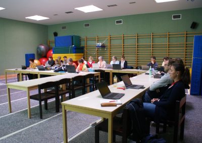 Teilnehmer*innen beim Workshop im Gymnastikraum