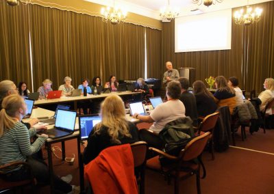 Referent Vivian Aldridge beim Workshop vor seinen Teilnehmer*innen im Festsaal