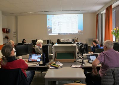 Referentin Yasemin Acur beim Workshop vor ihren Teilnehmer*innen im Informatikraum