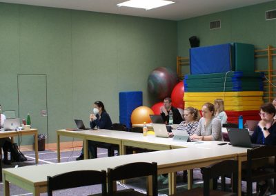 Referentinnen Dr. Susanne Buchner-Sabathy und DI Doris Ossberger beim Workshop vor ihren Teilnehmer*innen im Gymnastikraum