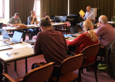 Referent Johannes Weingartner beim Workshop vor seinen Teilnehmer*innen im Festsaal
