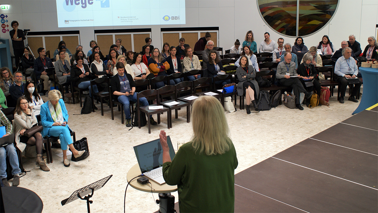 Referentin beim Vortrag vor den Teilnehmer*innen in der Aula