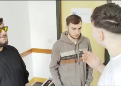 Eren Cobanoglu, Alexander Schneider und Eren Tanis aus der Handelsschule beim Dreh des Werbespots
