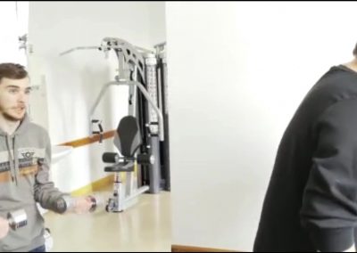Alexander Schneider und Eren Cobanoglu beim Trainieren im Fitnessraum