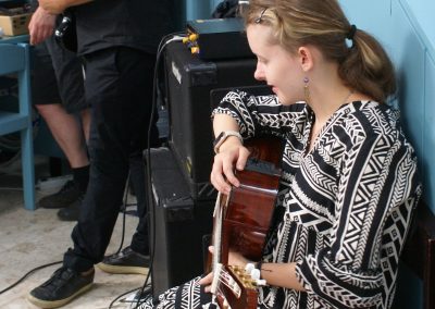 Schülerin beim Gitarrespielen, Tomas Batha mit Bassgitarre