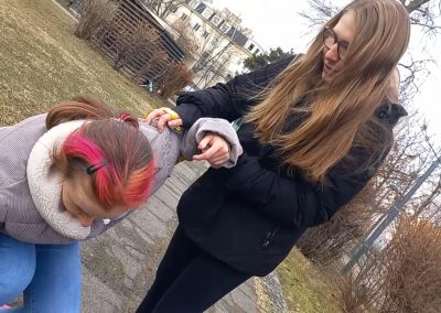 Screenshot: Maegan Platz hilft Xenia Zeiler auf die Beine.