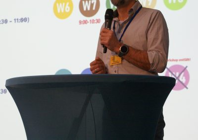 Tagungsleiter Johannes Weingartner eröffnet die Tagung.