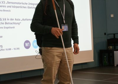 Juan Ruiz betritt die Bühne für seinen Vortrag.