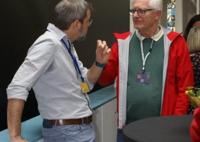 Eindrücke von der ersten Pause. Tagungsleiter Johannes Weingartner unterhält sich mit Mag. Paul Thon von der Firma Videbis.