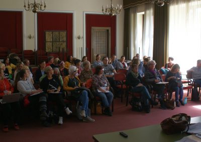 Workshop 1 von Herrn Engelhardt. Er steht im Festsaal vor den Workshopteilnehmer*innen. Einer der Teilnehmer meldet sich gerade zu Wort.