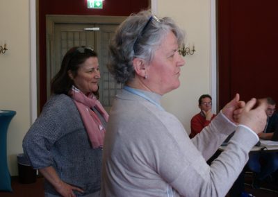 Workshop 11 von Mag. Himmer und Mag. Oßberger. Es sind beide Referentinnen abgebildet. Frau Mag. Oßberger ist gerade dabei den Workshop-Teilnehmer*innen etwas zu erklären.