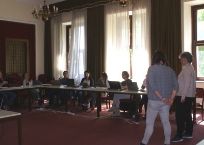Workshop 11 von Mag. Himmer und Mag. Oßberger. Die Referentinnen stehen im Festsaal vor ihren Workshop-Teilnehmer*innen, welche alle vor ihren jeweils eigenen Notebooks sitzen.