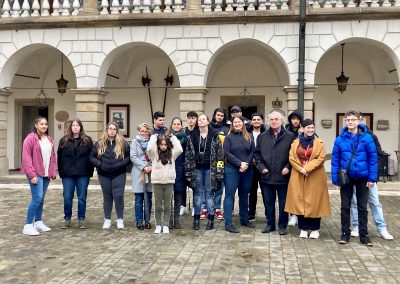 Meilenstein 3b Bild: Gruppenfoto im Innenhof des Schlosses Niepołomice
