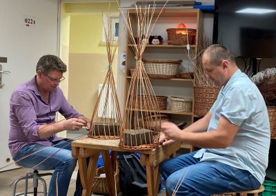 Meilenstein 4a Bild: Lehrer Martin D. und Rafał K. in der Korbflechterei.