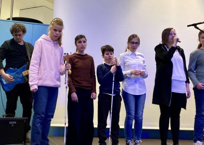 Meilenstein 5 Bild: BBI-Chor auf der Bühne